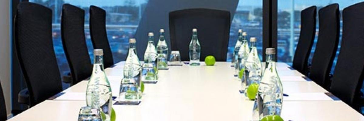 h-novotel-2 Novotel Auckland - meeting table with water and apples