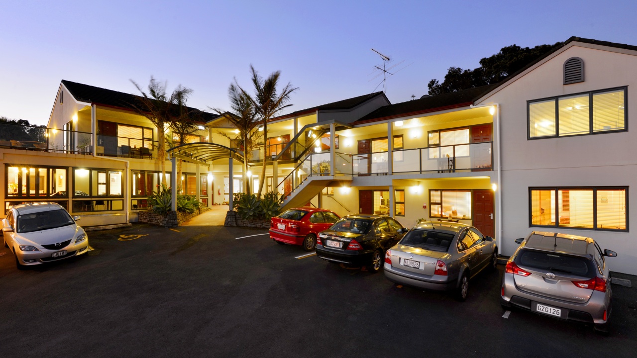 Meet - Whangaparāoa Lodge Banner Exterior of hotel